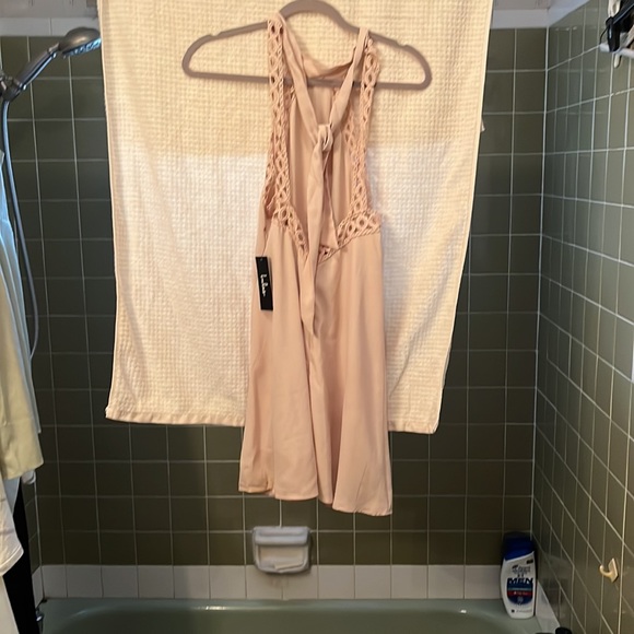 Pretty light pink , low back lulus dress - Picture 2 of 2